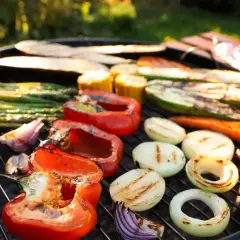 Grillowane warzywa: papryka, cukinia, szparagi, cebula, marchewka i kukurydza. Idealne do przyprawienia na grilla.