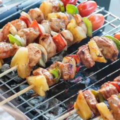 Szaszłyki drobiowe z ananasem, papryką i pomidorkami na grillu.