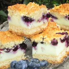 Pyszne ciasto z borówkami, z kremowym nadzieniem i chrupiącą kruszonką. Idealne na letnie popołudnie.