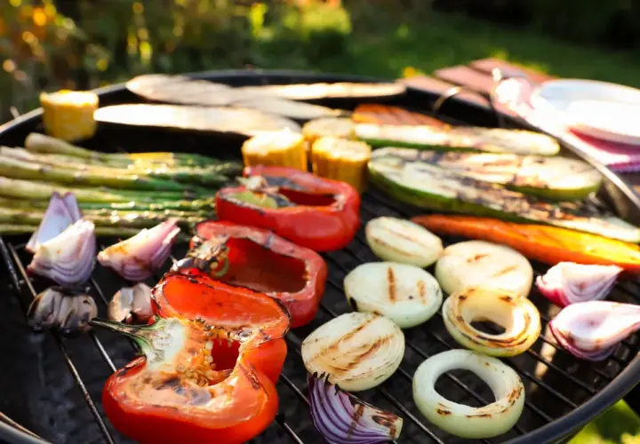 Grillowane warzywa: papryka, cukinia, szparagi, cebula, marchewka i kukurydza. Idealne do przyprawienia na grilla.