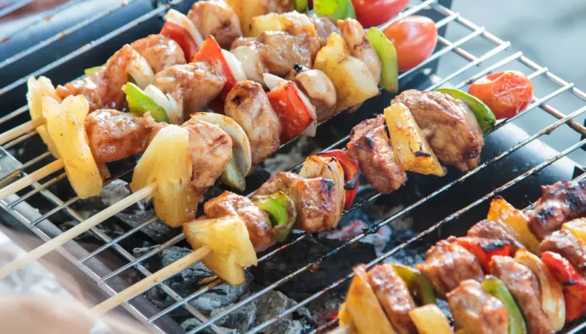 Szaszłyki drobiowe z ananasem, papryką i pomidorkami na grillu.
