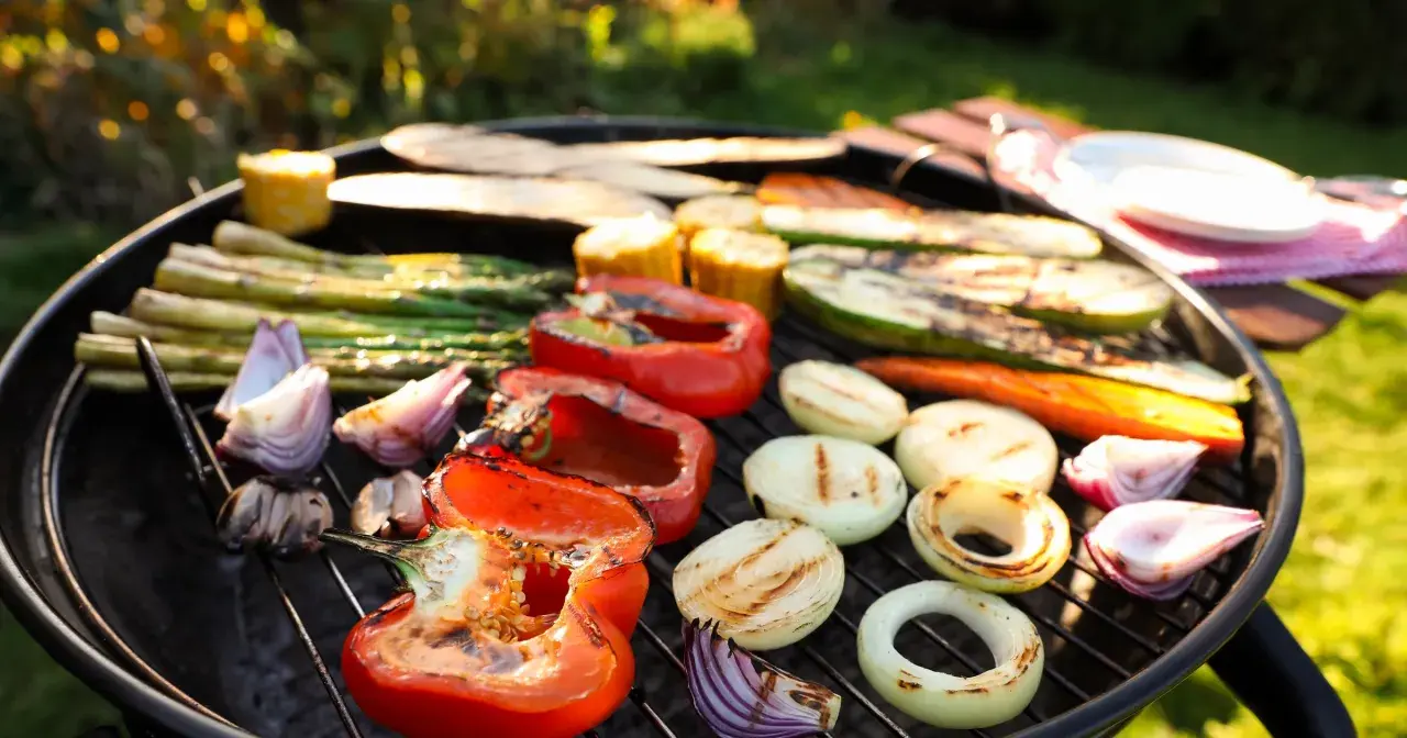 Grillowane warzywa: papryka, cukinia, szparagi, cebula, marchewka i kukurydza. Idealne do przyprawienia na grilla.
