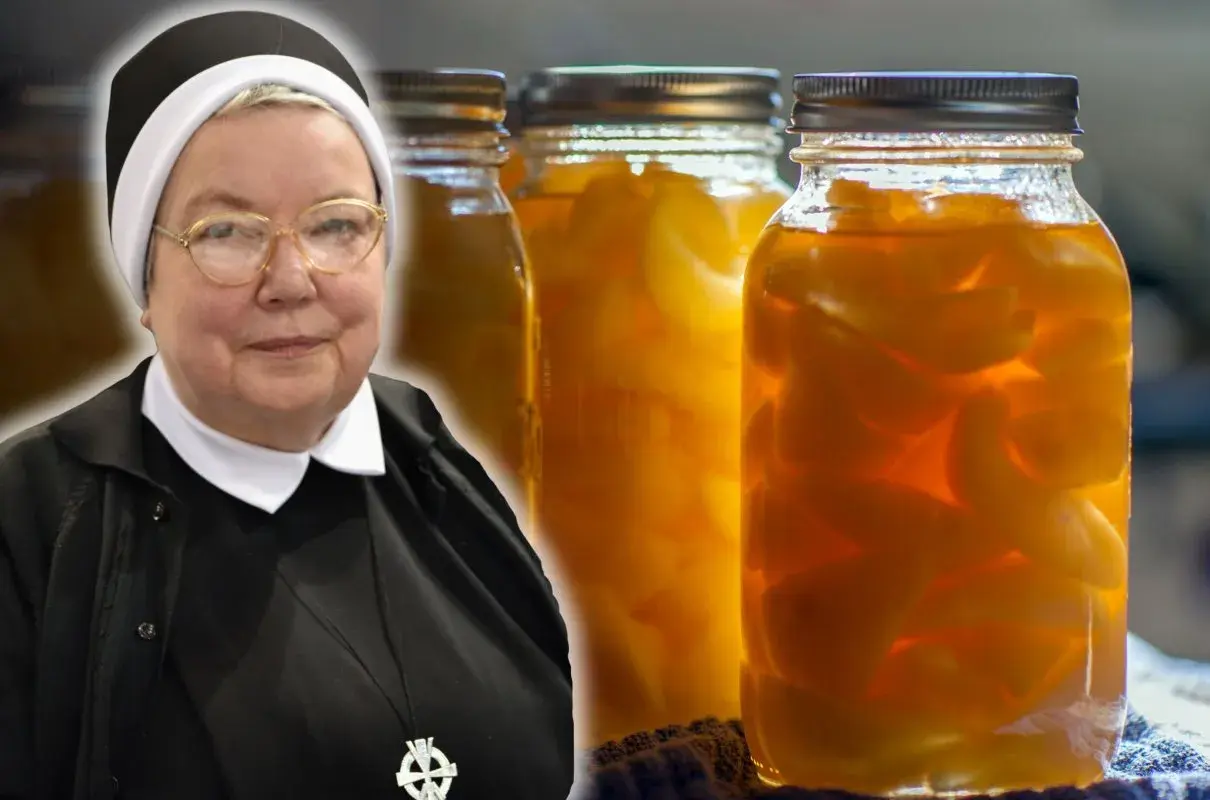 Siostra z uśmiechem prezentuje słoiki z przetworzonymi gruszkami w occie, które wyglądają apetycznie.