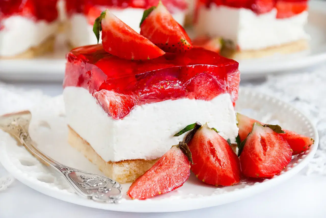 Pyszne ciasto z truskawkami i mascarpone, z galaretką i świeżymi owocami. Idealne na letnie popołudnie.