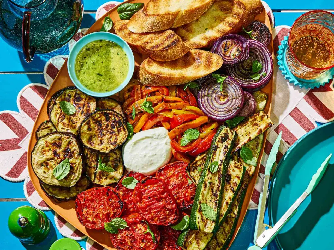 Grillowane warzywa: cukinia, bakłażan, papryka, cebula, pomidory. Idealne do sosu ziołowego, by wiedzieć, czym przyprawić warzywa na grilla.