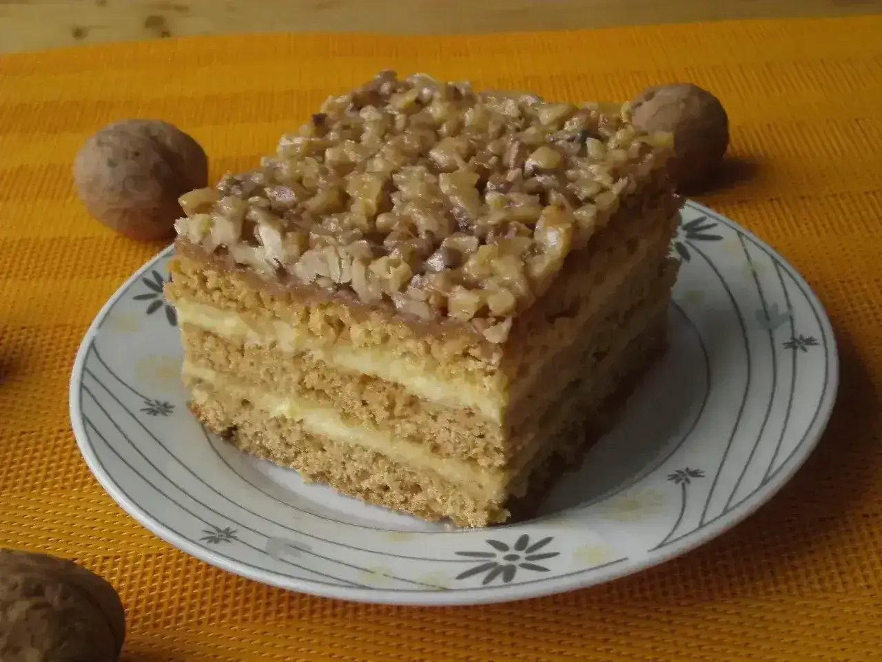 Pyszne ciasto miodowe z kremem i orzechami, jedno z 10 najlepszych ciast.