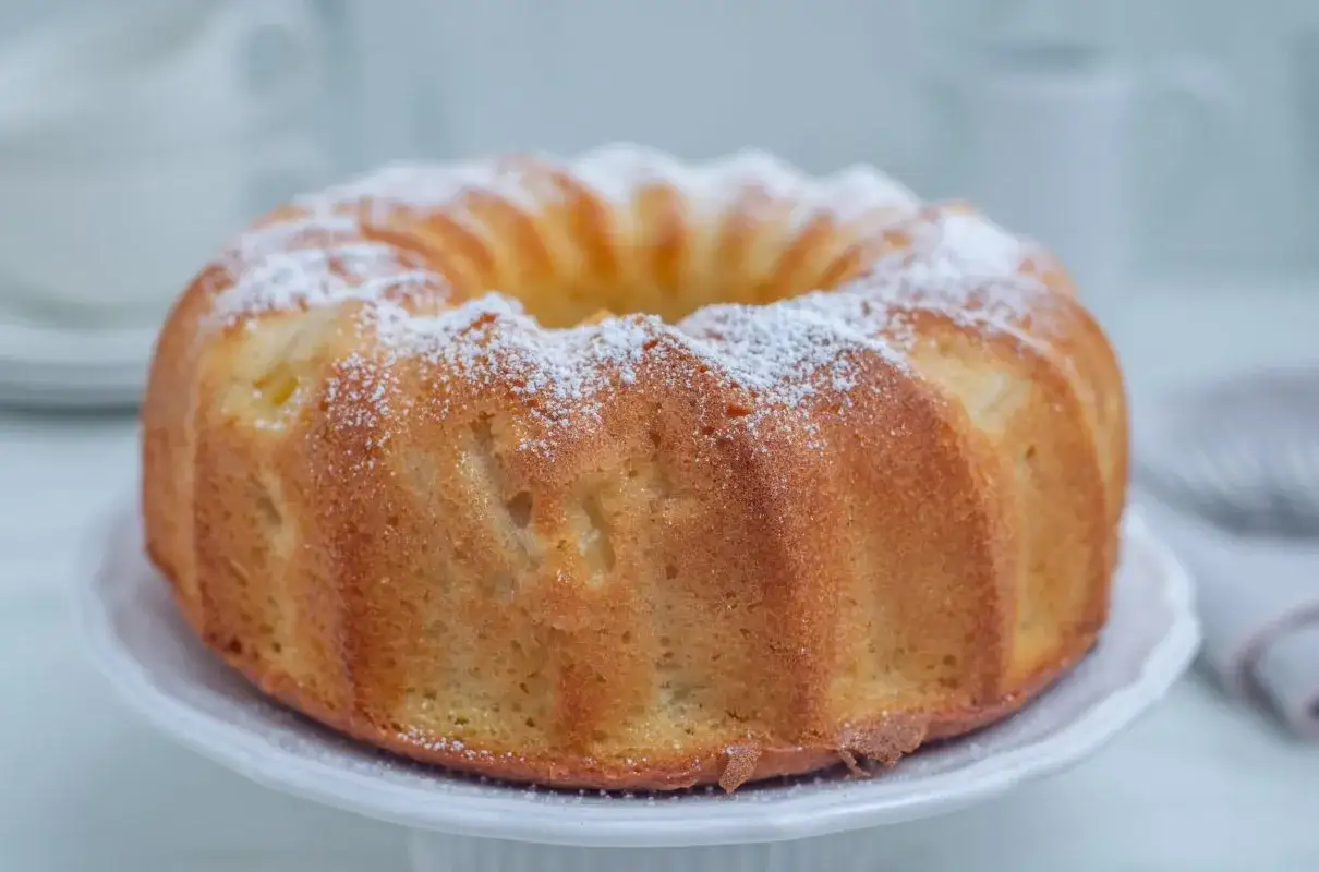 Puszysta babka cytrynowa, oprószona cukrem pudrem, kusi swoim domowym aromatem. Idealna na popołudniową herbatę.